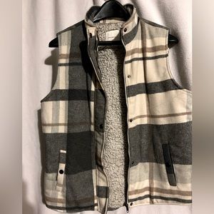 THREAD & SUPPLY WOMEN’S PLAID SHERPA LINED VEST. LIKE NEW CONDITION